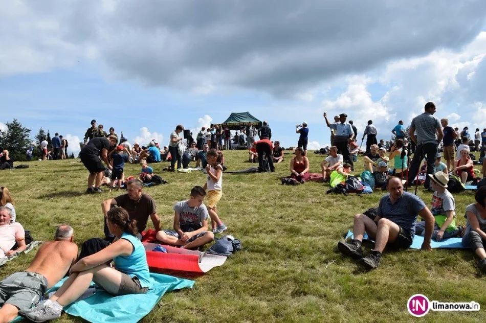 Tłumy turystów na szczycie Łopienia - zdjęcie 3