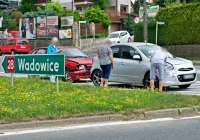 Dwa auta zderzyły się na skrzyżowaniu - zdjęcie główne