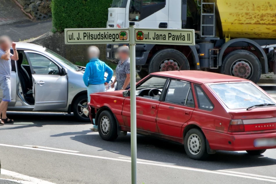Dwa auta zderzyły się na skrzyżowaniu - zdjęcie 2