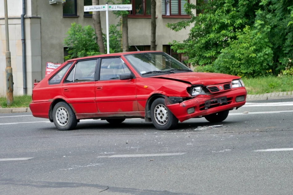 Dwa auta zderzyły się na skrzyżowaniu - zdjęcie 3