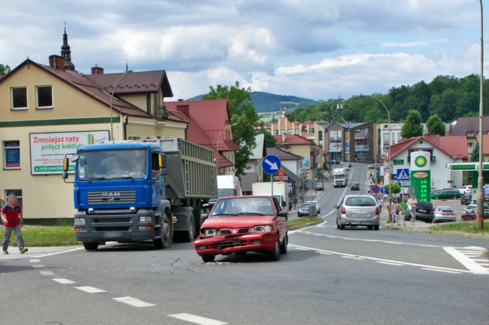 Dwa auta zderzyły się na skrzyżowaniu - zdjęcie 4