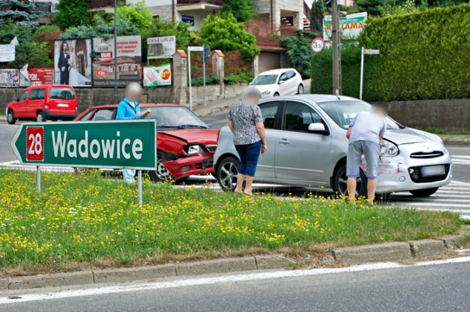 Dwa auta zderzyły się na skrzyżowaniu - zdjęcie 5