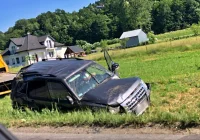 Samochód uderzył w betonowy przepust - zdjęcie główne