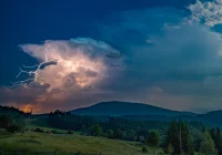 Burze z deszczem, silnym wiatrem i gradem, ryzyko wystąpienia trąb powietrznych  - zdjęcie główne