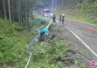 Samochód wpadł do koryta potoku. Bariery się... przewróciły - zdjęcie główne