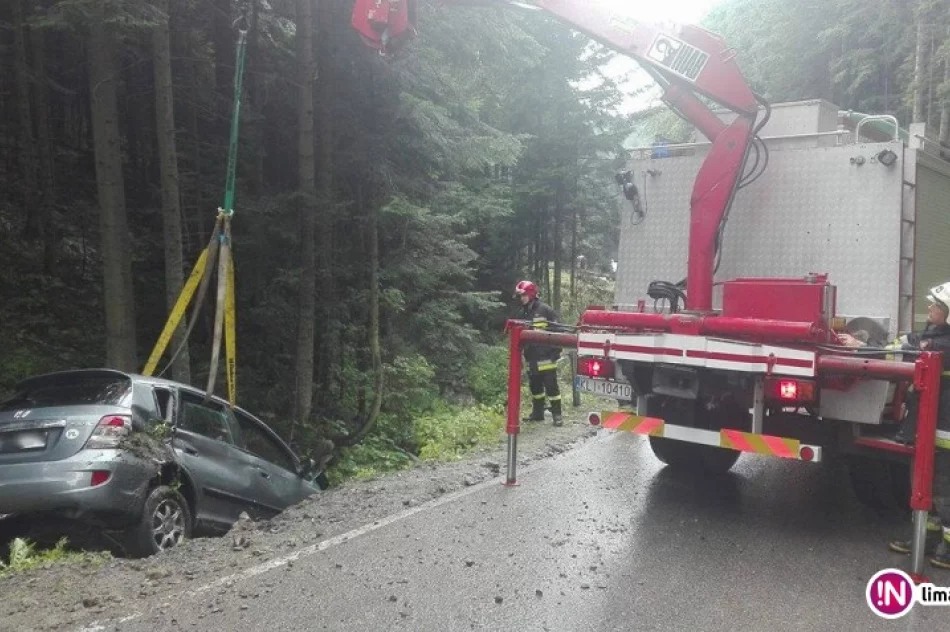 Samochód wpadł do koryta potoku. Bariery się... przewróciły - zdjęcie 2