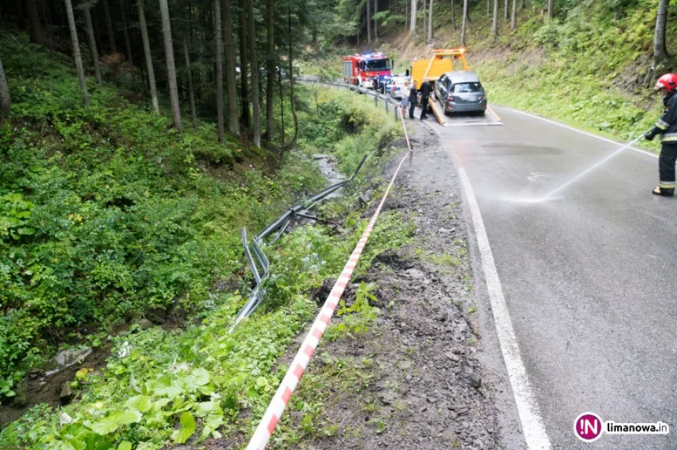 Samochód wpadł do koryta potoku. Bariery się... przewróciły - zdjęcie 3