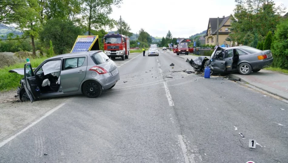 Czołowe zderzenie aut, ranne trzy osoby - zdjęcie 1