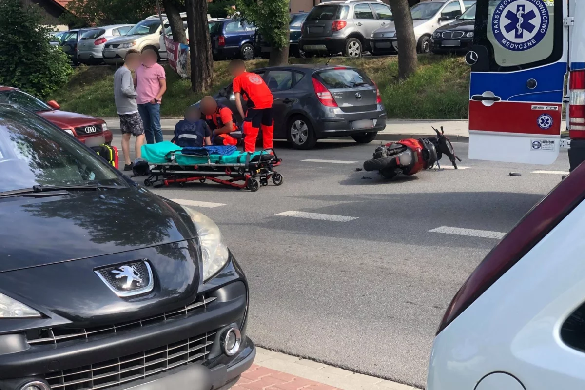 Kierujący skuterem ucierpiał w zderzeniu z Audi