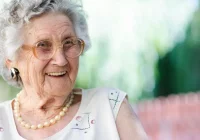 Trudna sytuacja seniorów. Jakie drobne gesty pomagają poradzić z samotnością? - zdjęcie główne