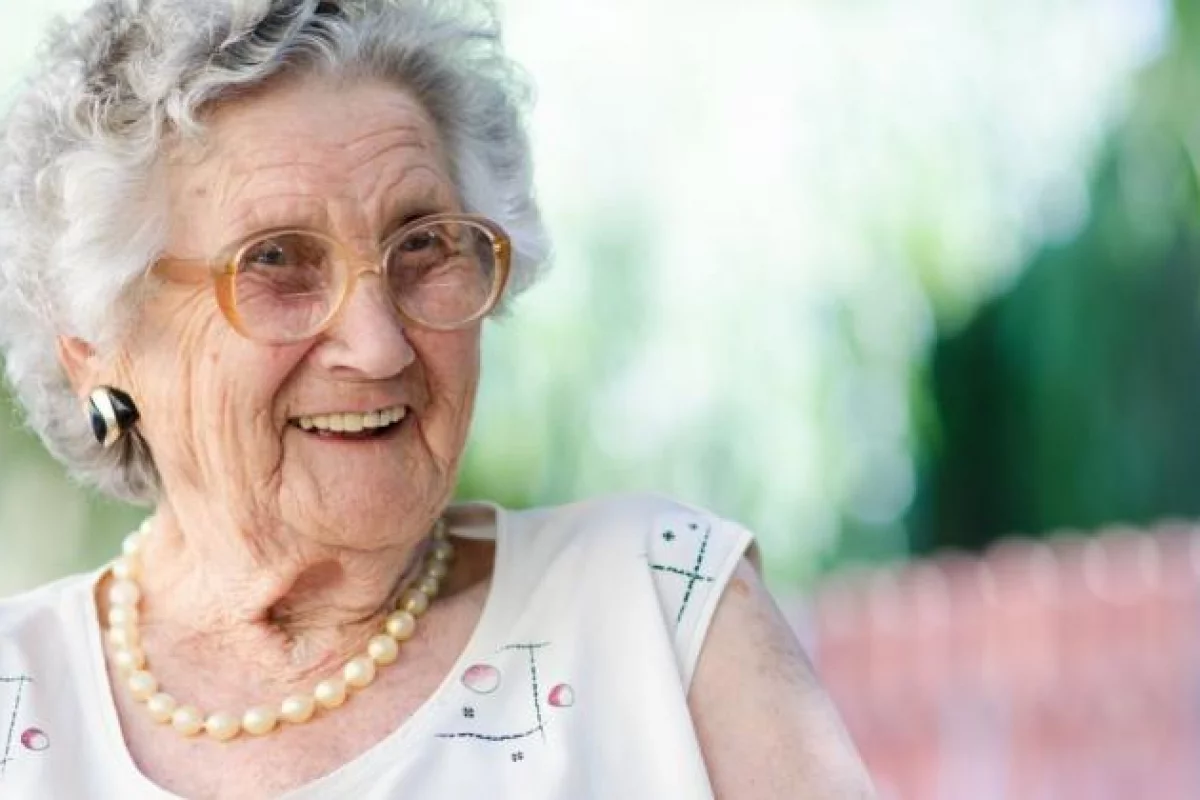 Trudna sytuacja seniorów. Jakie drobne gesty pomagają poradzić z samotnością?