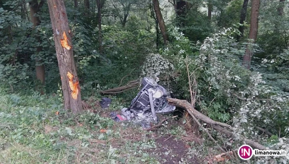 Groźnie wyglądające dachowanie, kierowca auta w szpitalu - zdjęcie 1