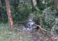 Groźnie wyglądające dachowanie, kierowca auta w szpitalu - zdjęcie główne