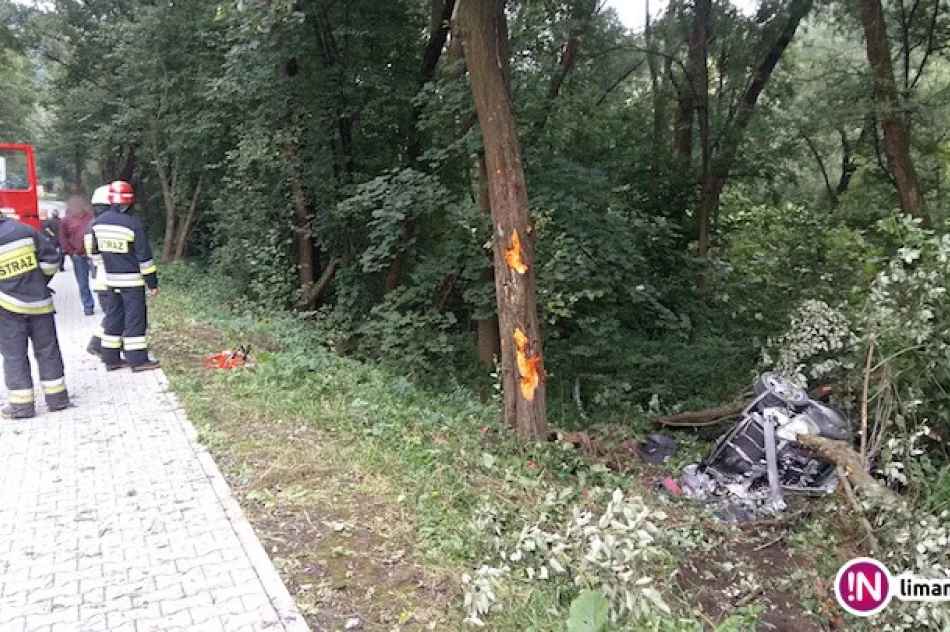 Groźnie wyglądające dachowanie, kierowca auta w szpitalu - zdjęcie 2