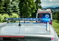 VW zjechał do rowu i uderzył w ogrodzenie. Kierowca i 14-letni pasażer w szpitalu - zdjęcie główne