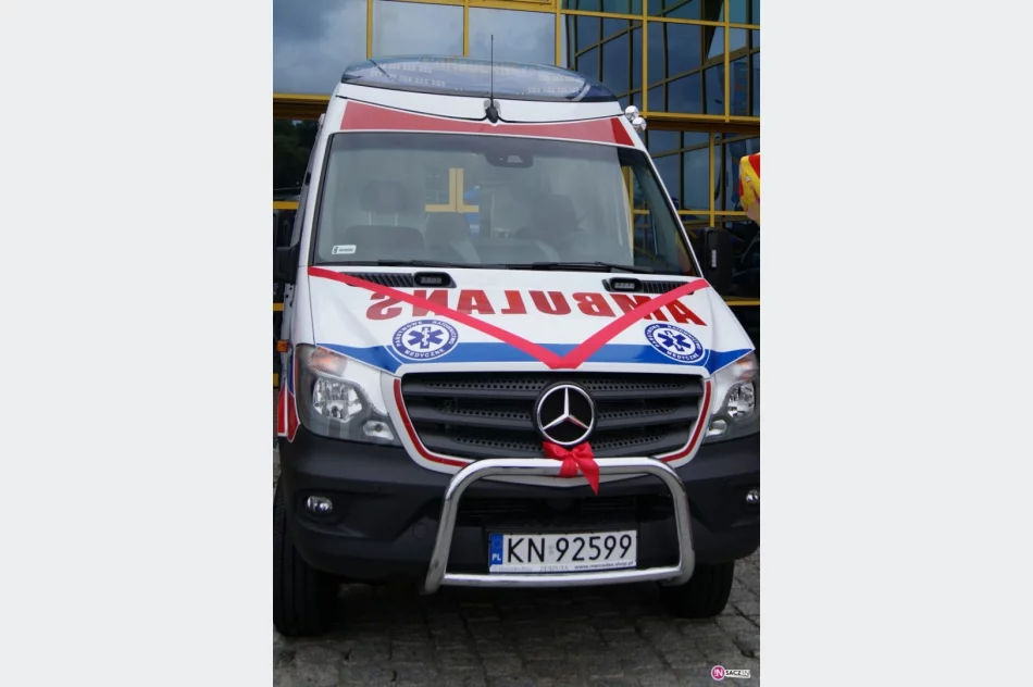 Karetka w Pogotowiu. Firma Koral przekazała nowy ambulans - zdjęcie 2