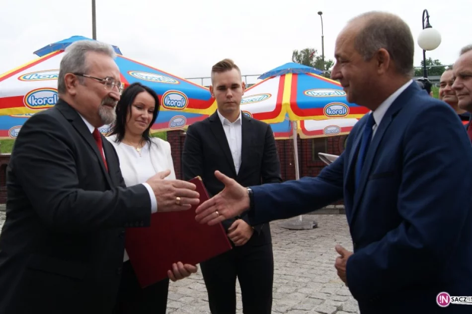 Karetka w Pogotowiu. Firma Koral przekazała nowy ambulans - zdjęcie 3