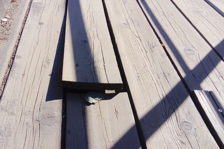 Kiepski stan kładki dla pieszych - zdjęcie 2