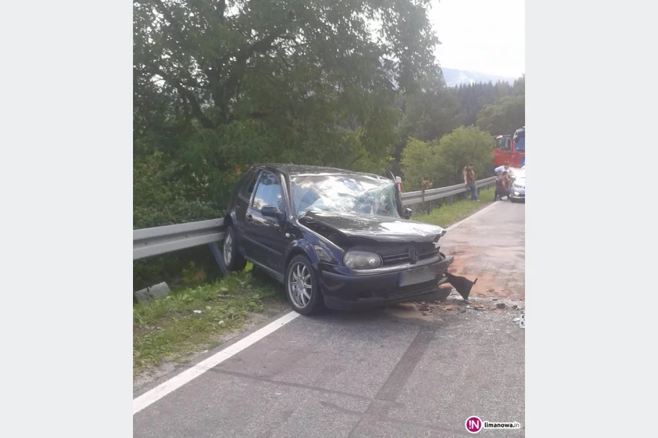Czołowe zderzenie podczas wyprzedzania, sprawca pozostał w szpitalu - zdjęcie 2