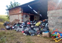 Ubrania z dokumentami mieszkańców Limanowszczyzny na nielegalnym składowisku pod Gorlicami - zdjęcie główne