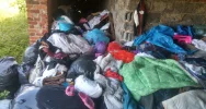 Ubrania z dokumentami mieszkańców Limanowszczyzny na nielegalnym składowisku pod Gorlicami - zdjęcie 3