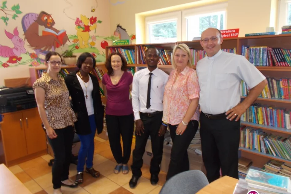 Młodzi z Zambii z misjonarzem odwiedzili bibliotekę - zdjęcie 2