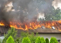 Pożar poddasza budynku. Strażacy znaleźli zwłoki - zdjęcie główne