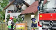 Pożar poddasza budynku. Strażacy znaleźli zwłoki - zdjęcie 4