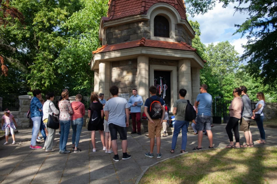 Poznali dzieje i architekturę wojennego cmentarza - zdjęcie 2