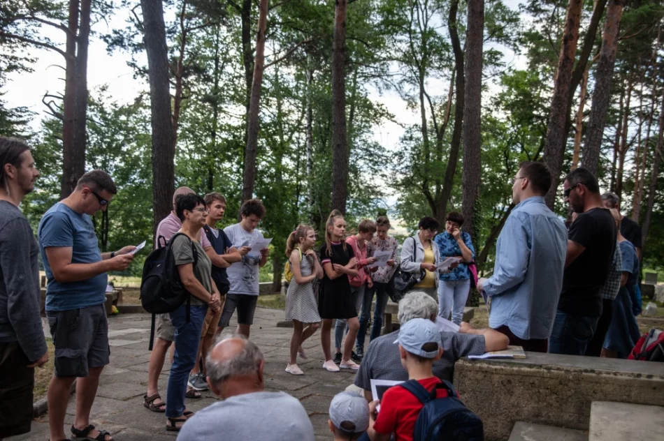 Poznali dzieje i architekturę wojennego cmentarza - zdjęcie 4