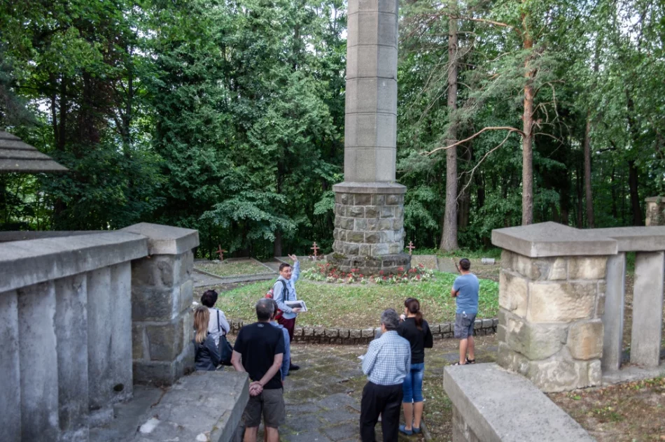Poznali dzieje i architekturę wojennego cmentarza - zdjęcie 8