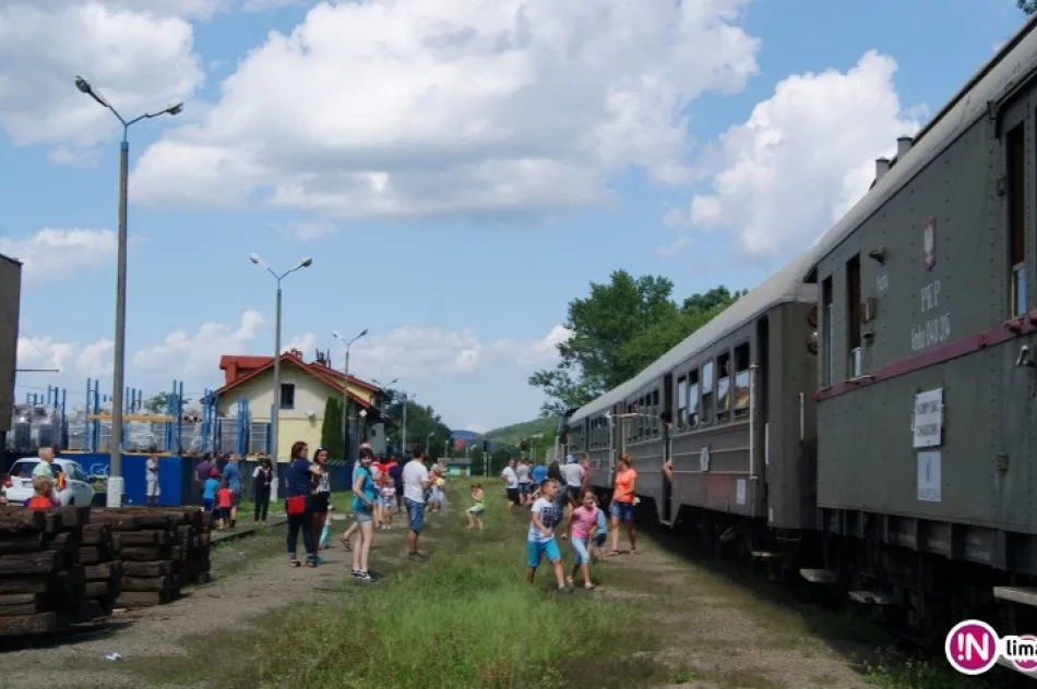 Nie parowóz a spalinówka. Letni 'Pociąg Retro Transwersalny' dobił do końcowej stacji - zdjęcie 2