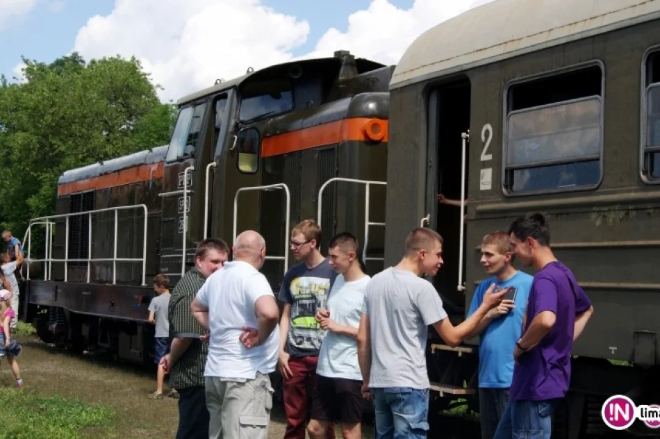 Nie parowóz a spalinówka. Letni 'Pociąg Retro Transwersalny' dobił do końcowej stacji - zdjęcie 3