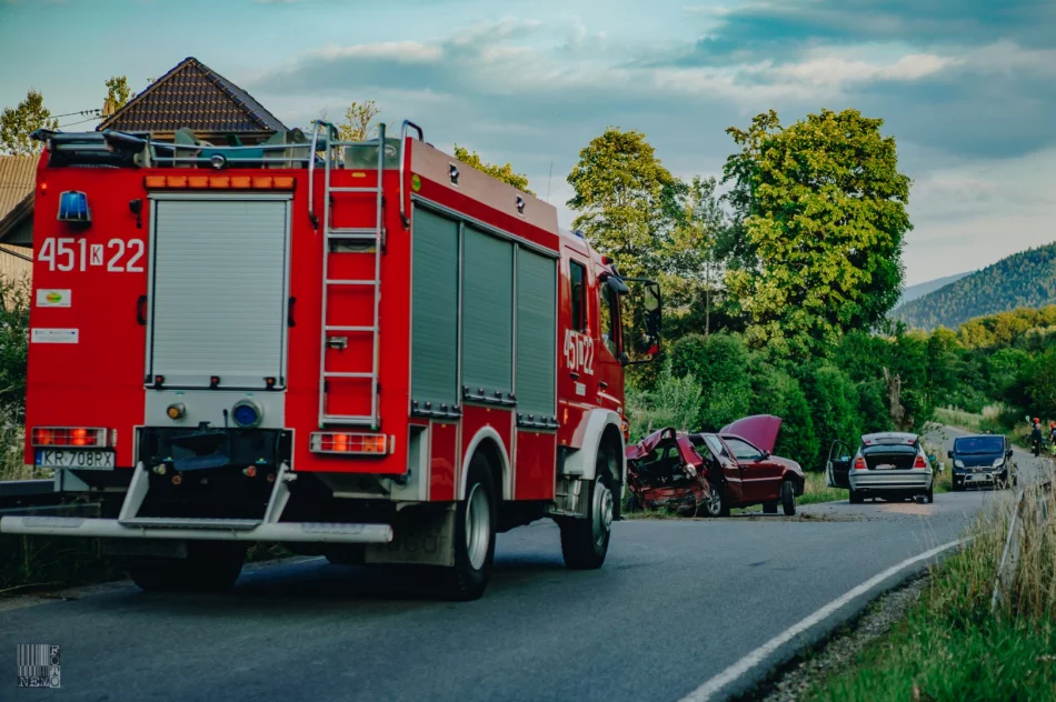 Groźnie wyglądające zderzenie dwóch aut - zdjęcie 3