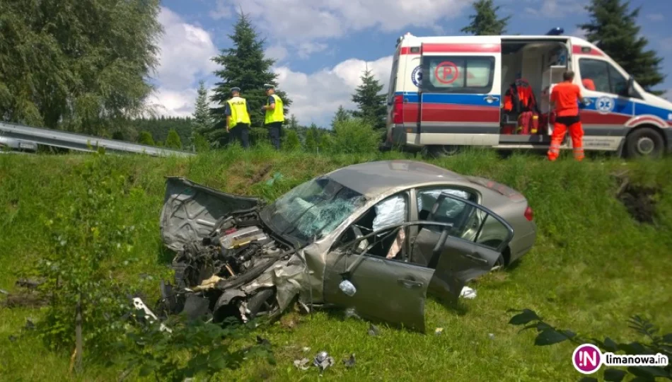 Zderzenie osobówki z busem. Pięć osób poszkodowanych - zdjęcie 1