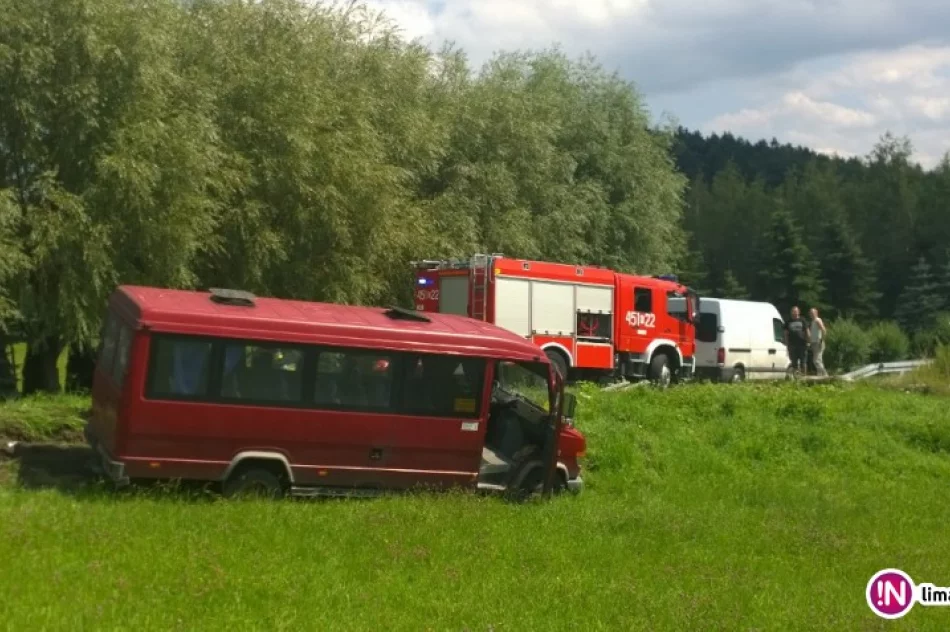 Zderzenie osobówki z busem. Pięć osób poszkodowanych - zdjęcie 2