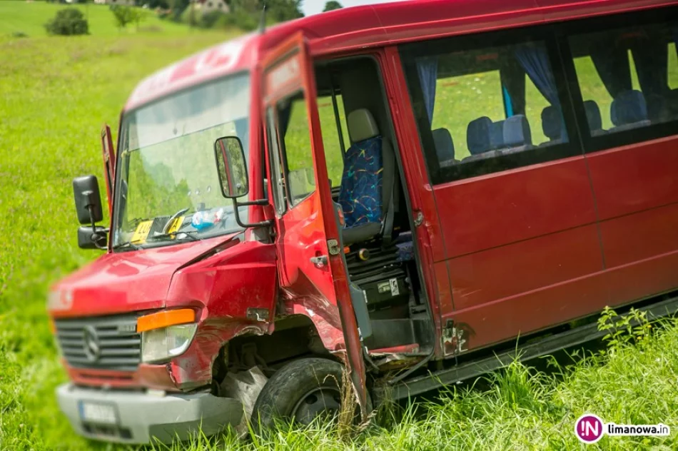 Zderzenie osobówki z busem. Pięć osób poszkodowanych - zdjęcie 3
