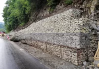 Nowy mur oporowy osunął się na jezdnię - zdjęcie główne