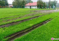 Kto naprawi zniszczoną murawę? - zdjęcie główne