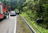 Samochód dachował w korycie potoku - zdjęcie główne