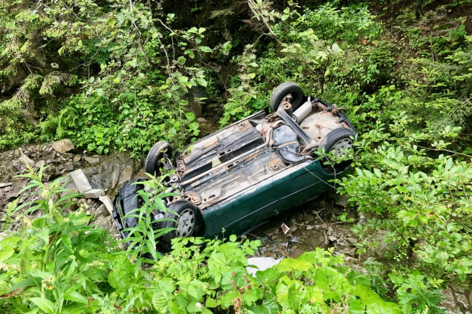 Samochód dachował w korycie potoku - zdjęcie 2