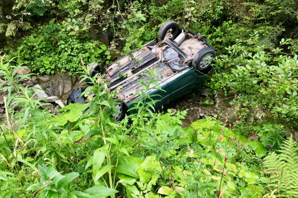Samochód dachował w korycie potoku - zdjęcie 3