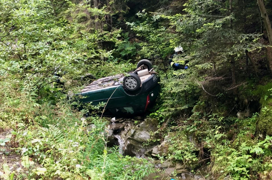 Samochód dachował w korycie potoku - zdjęcie 4