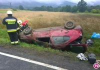 Dachowanie samochodu. Jedna osoba poszkodowana - zdjęcie główne