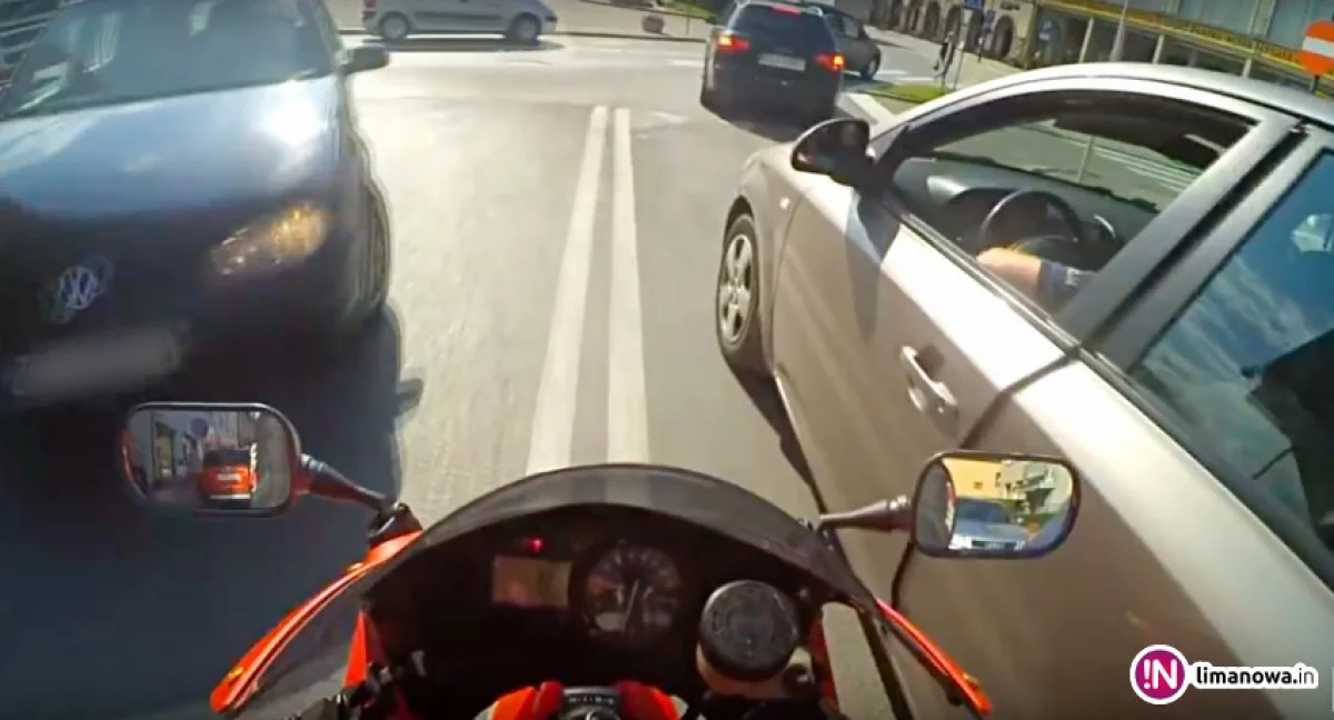 Policja szuka motocyklisty z nagrania. 'Pokazał, że jest go z czego rozliczać'