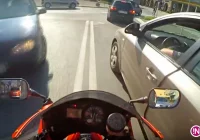 Chciał go zatrzymać policjant w nieoznakowanym radiowozie. Motocyklista uciekł (wideo) - zdjęcie główne