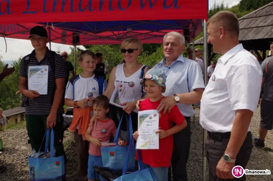 Turyści dopisali podczas niedzielnej wędrówki - zdjęcie 3