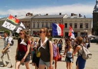 Francuscy  pielgrzymi zwiedzają Nowy Sącz - zdjęcie główne