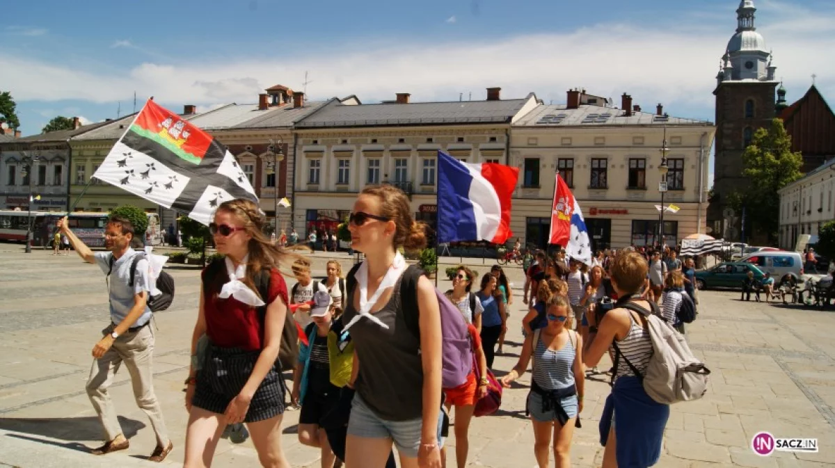 Francuscy  pielgrzymi zwiedzają Nowy Sącz