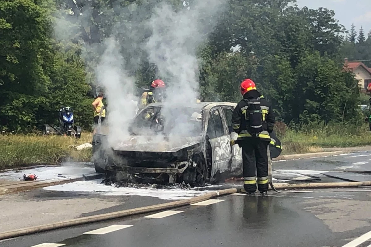 Na drodze krajowej zapalił się samochód